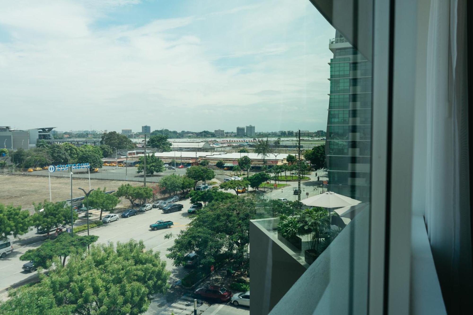 Holiday Inn Guayaquil Airport By Ihg Eksteriør billede View of the station from the nearby hotel
