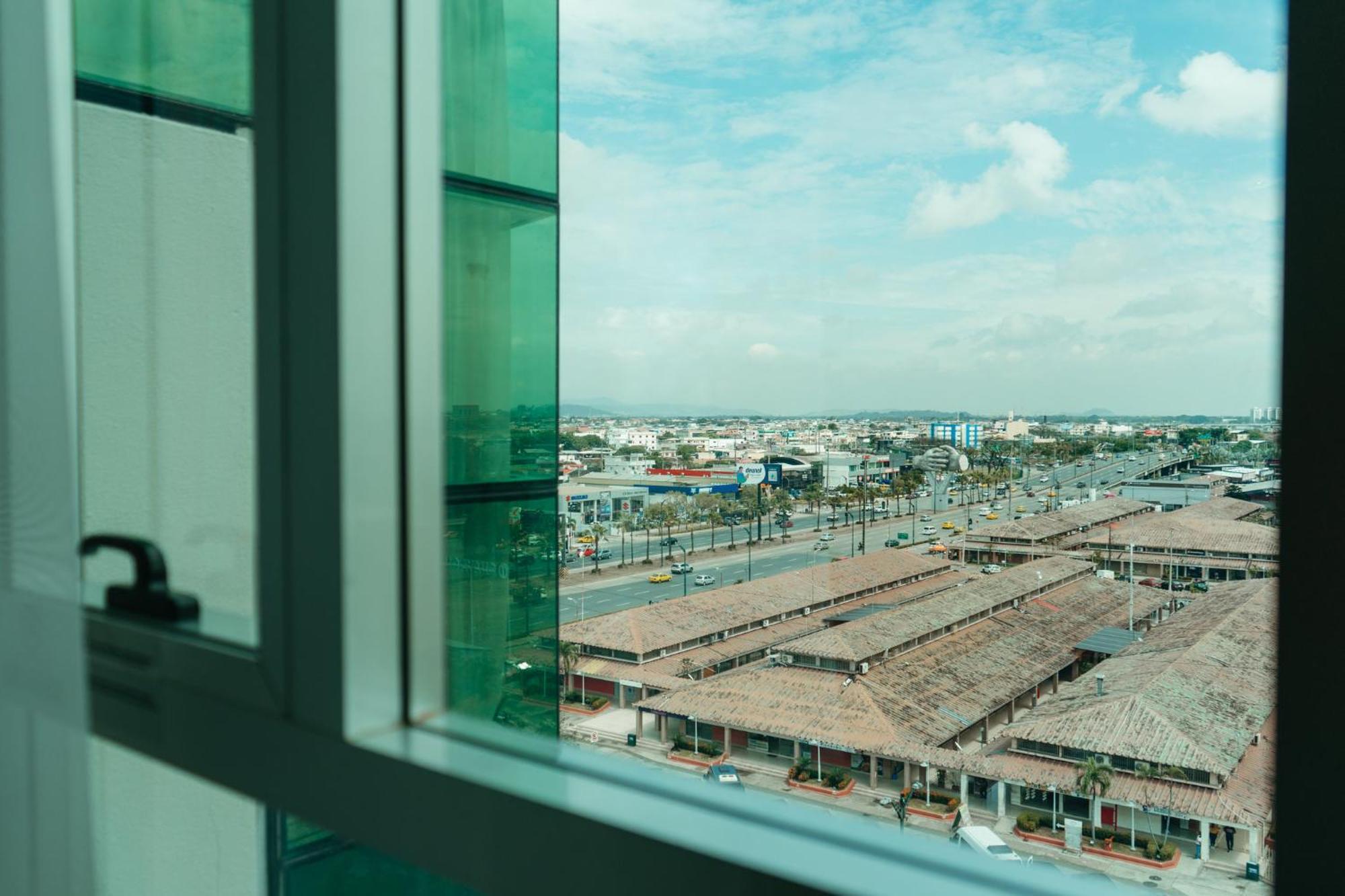 Holiday Inn Guayaquil Airport By Ihg Eksteriør billede View of the airport from the hotel