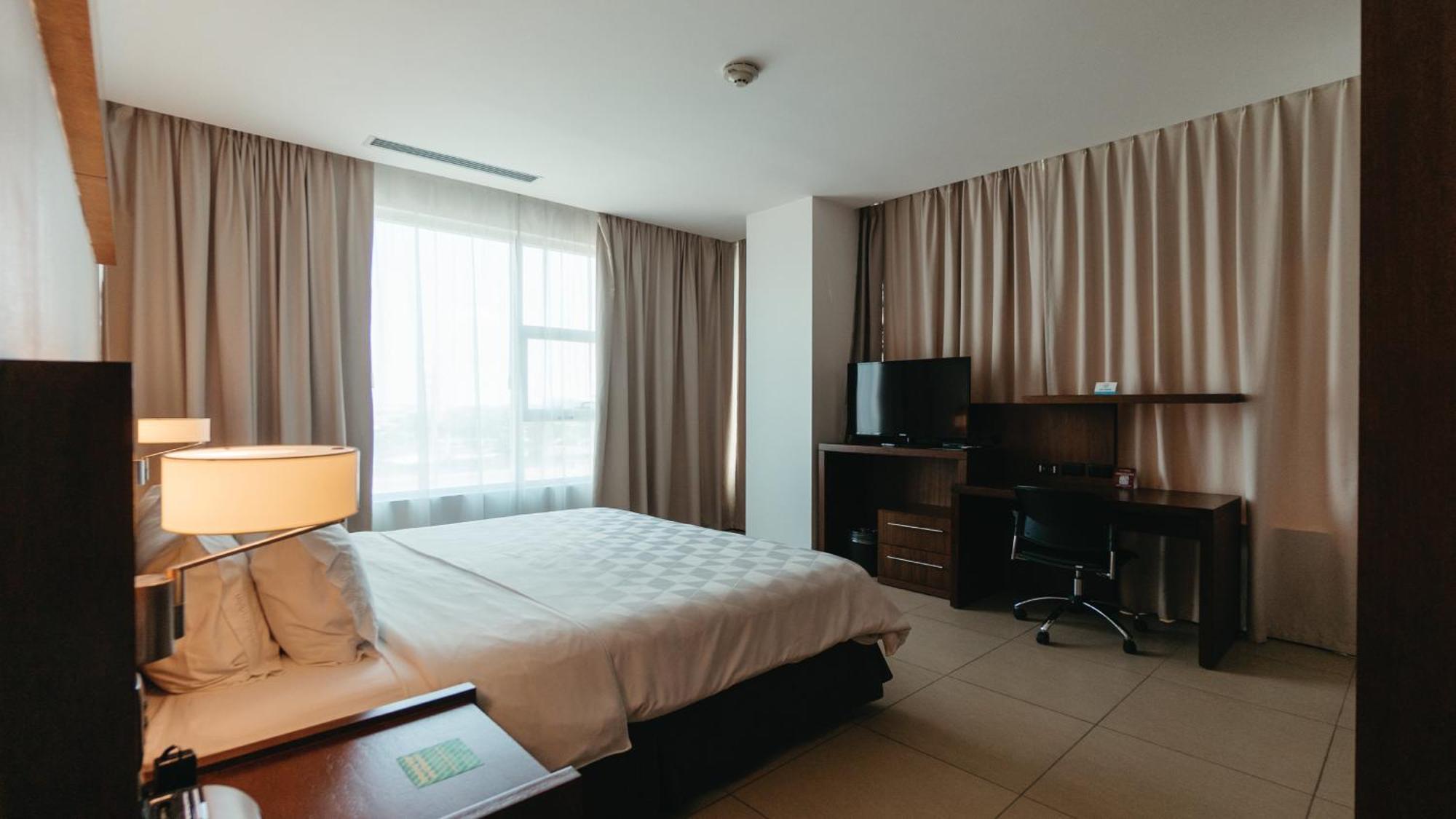 Holiday Inn Guayaquil Airport By Ihg Eksteriør billede A bedroom at the Residence Inn