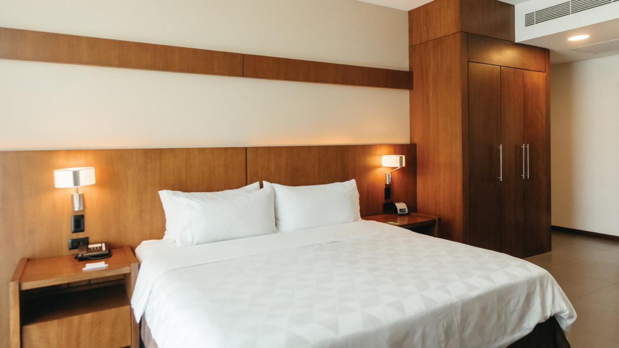 Holiday Inn Guayaquil Airport By Ihg Eksteriør billede A bedroom at the hotel