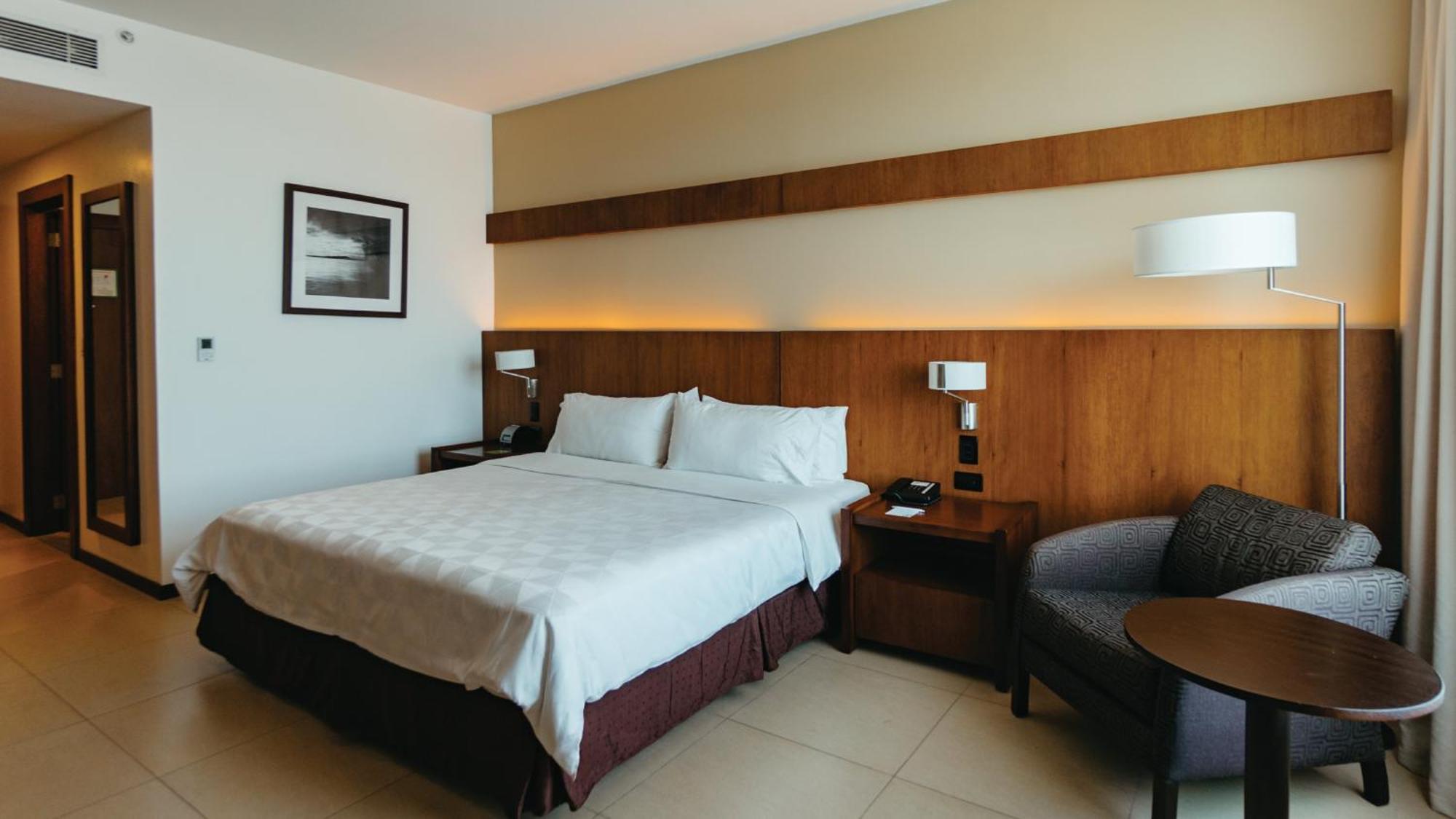 Holiday Inn Guayaquil Airport By Ihg Eksteriør billede A room at the hotel