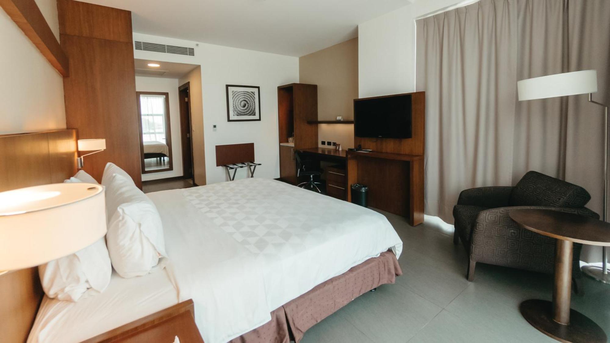 Holiday Inn Guayaquil Airport By Ihg Eksteriør billede A room at the hotel