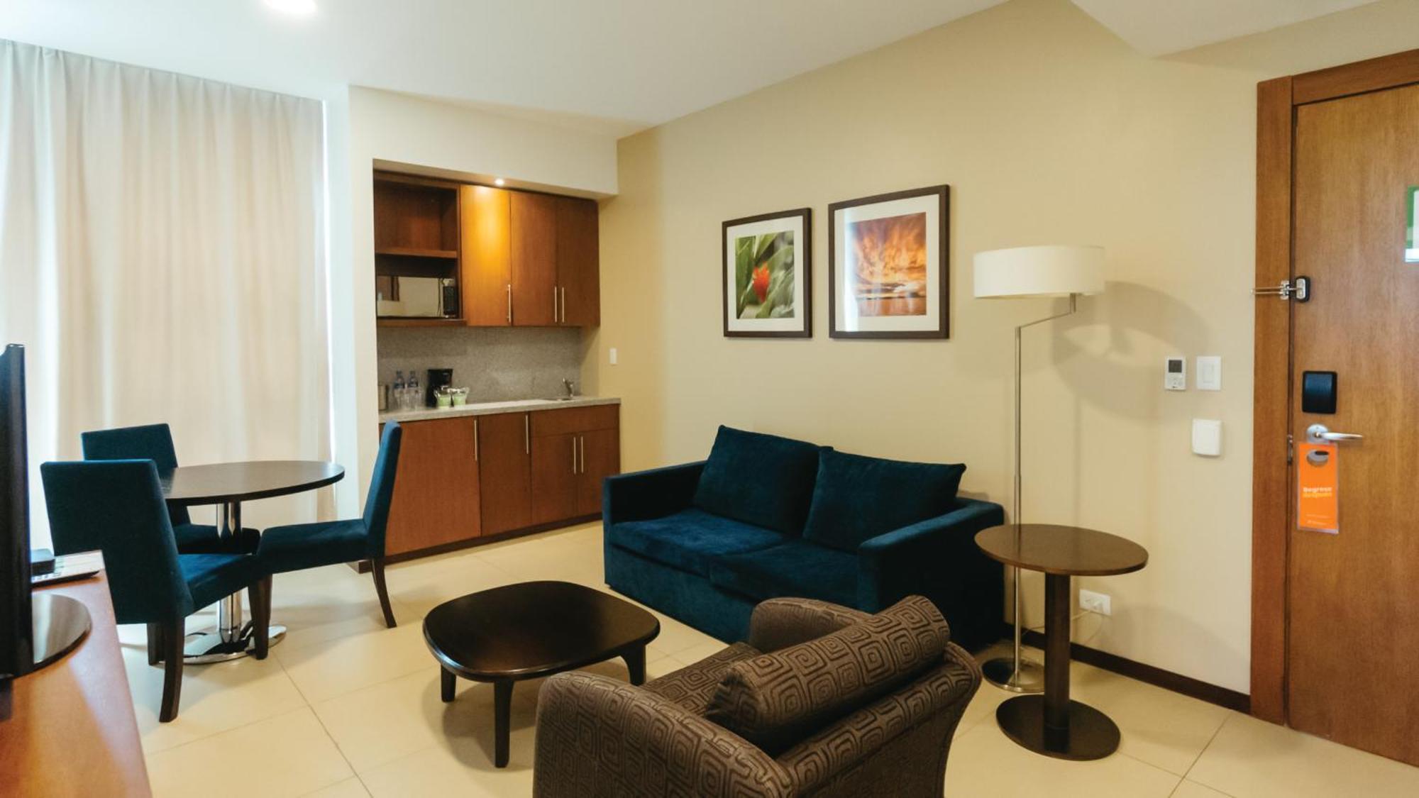 Holiday Inn Guayaquil Airport By Ihg Eksteriør billede Living room