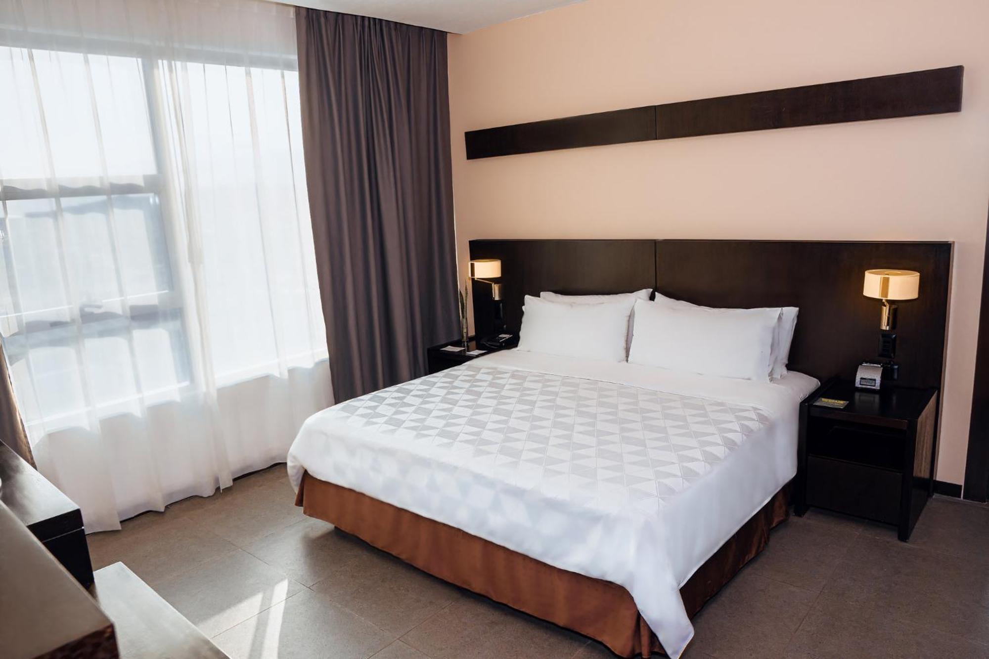 Holiday Inn Guayaquil Airport By Ihg Eksteriør billede A bedroom at the hotel