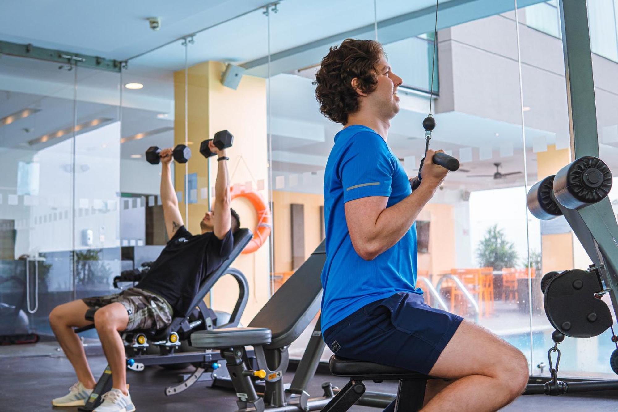 Holiday Inn Guayaquil Airport By Ihg Eksteriør billede A seated dumbbell press