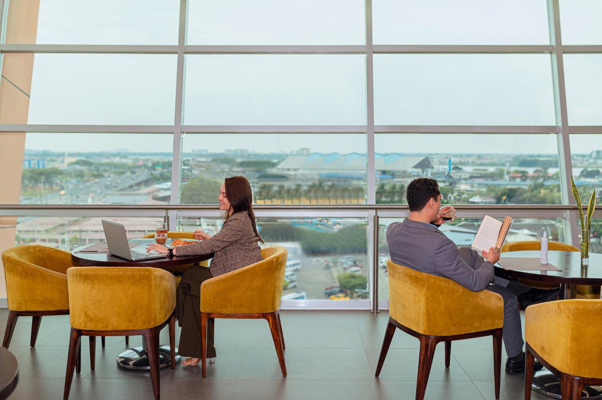 Holiday Inn Guayaquil Airport By Ihg Eksteriør billede The lounge at the airport