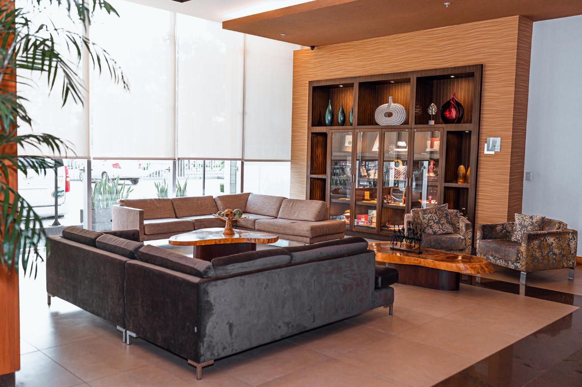 Holiday Inn Guayaquil Airport By Ihg Eksteriør billede The lobby of the hotel