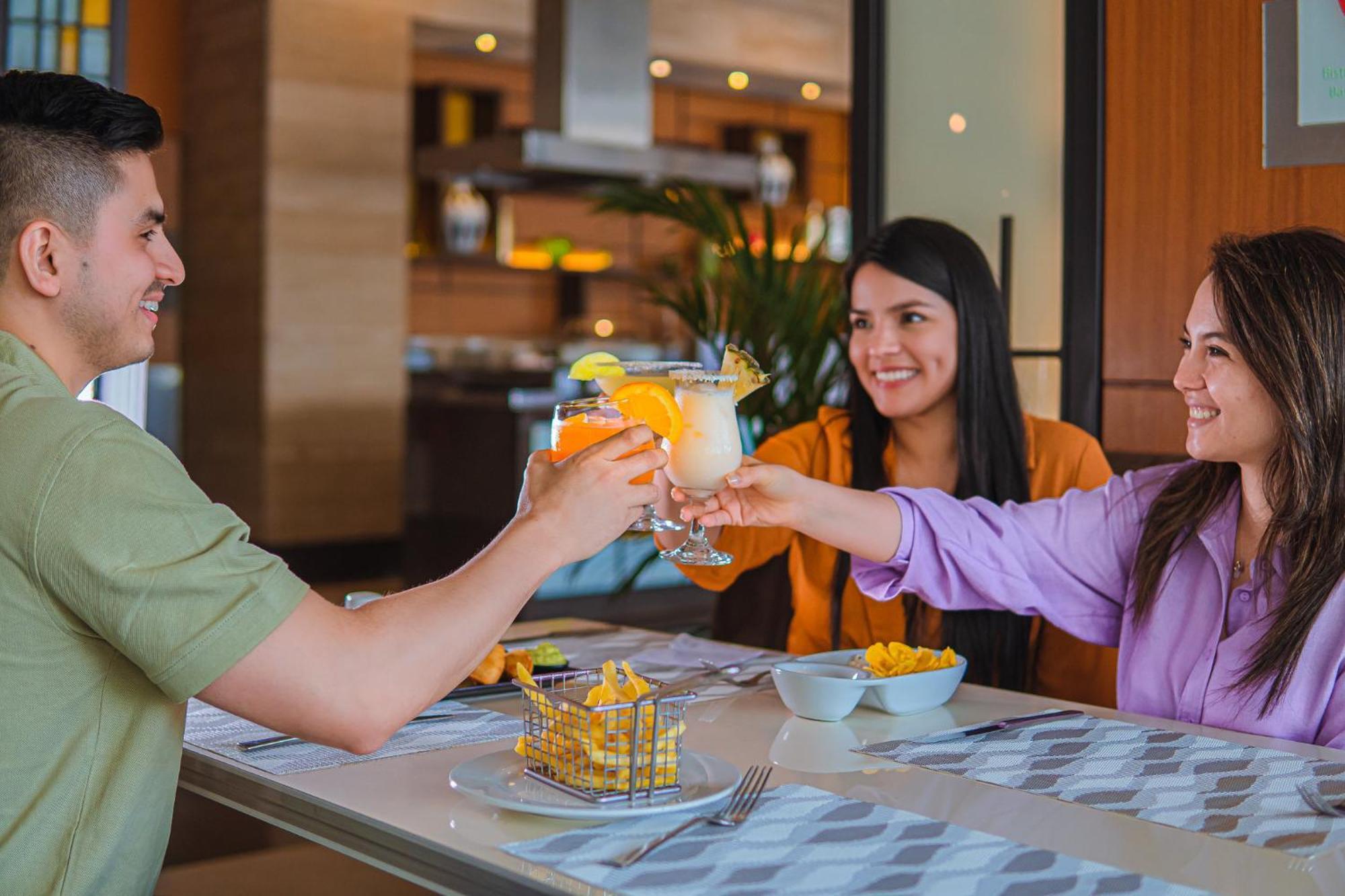 Holiday Inn Guayaquil Airport By Ihg Eksteriør billede A group of friends toasting with a margarita
