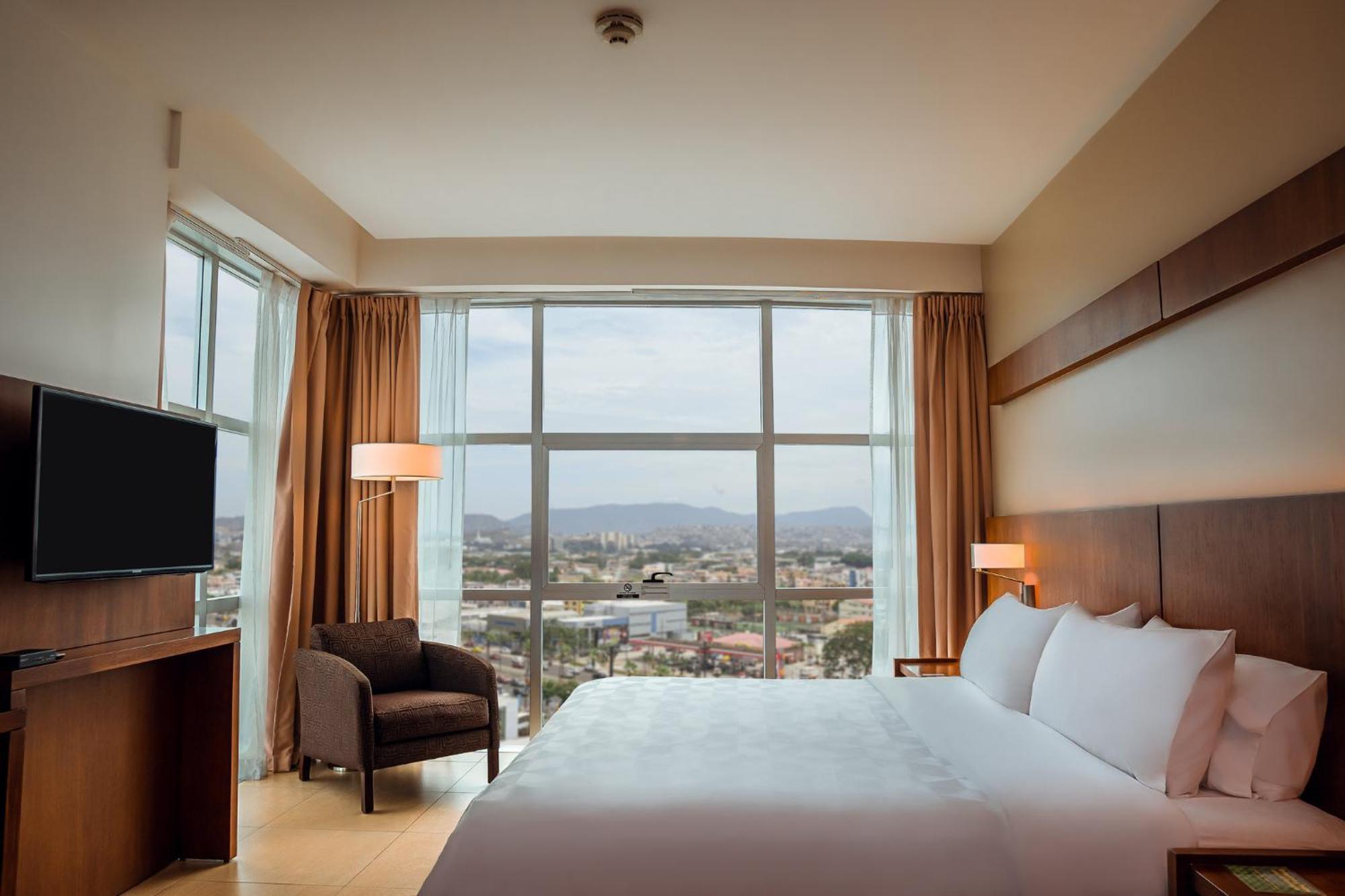 Holiday Inn Guayaquil Airport By Ihg Eksteriør billede A bedroom at the Hilton Garden Inn in Tucson, Arizona