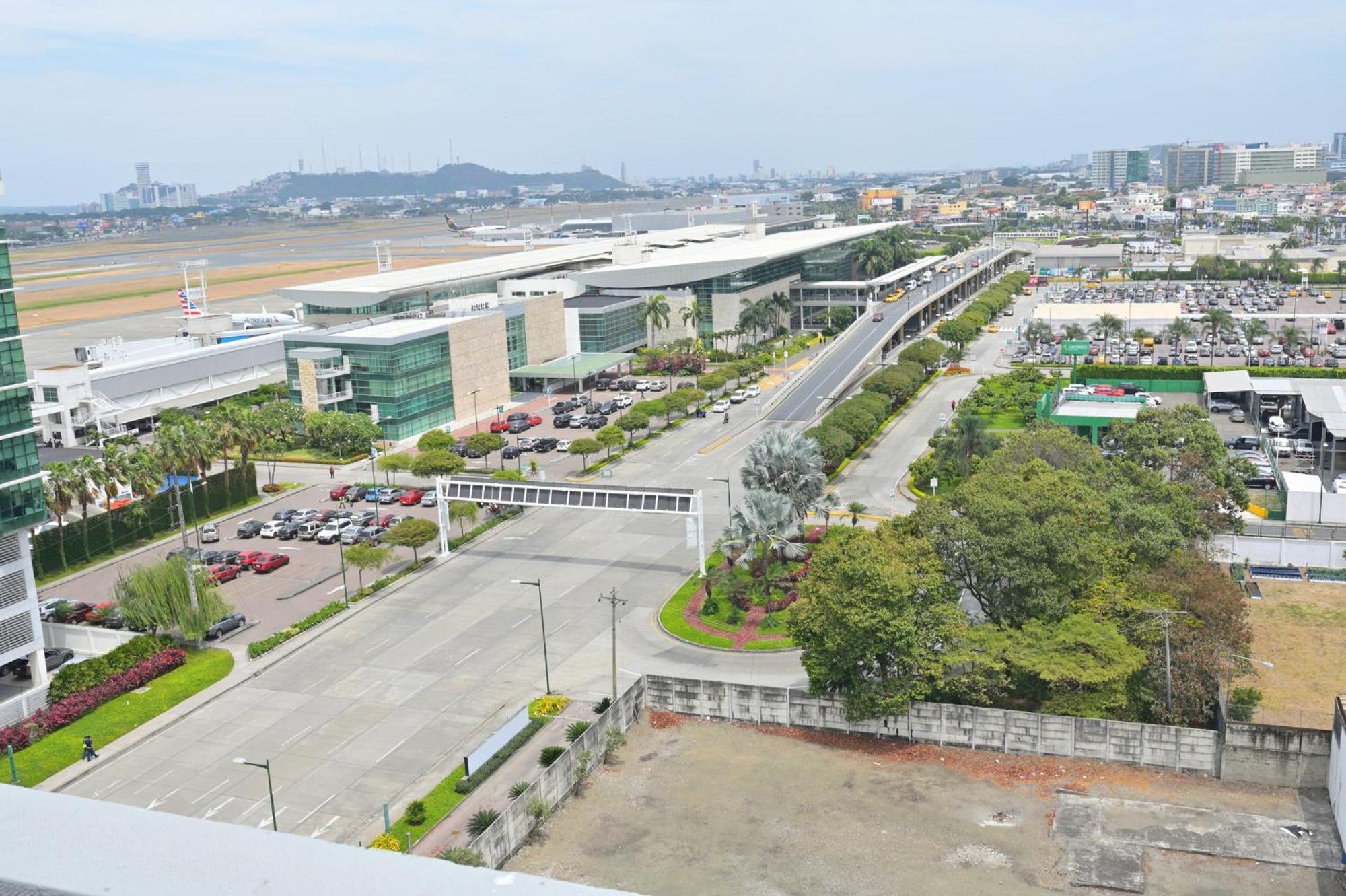 Holiday Inn Guayaquil Airport By Ihg Eksteriør billede View of the airport