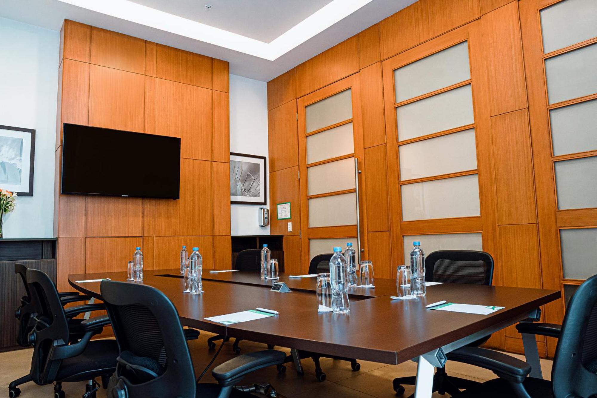 Holiday Inn Guayaquil Airport By Ihg Eksteriør billede Meeting room at the headquarters of the African Union