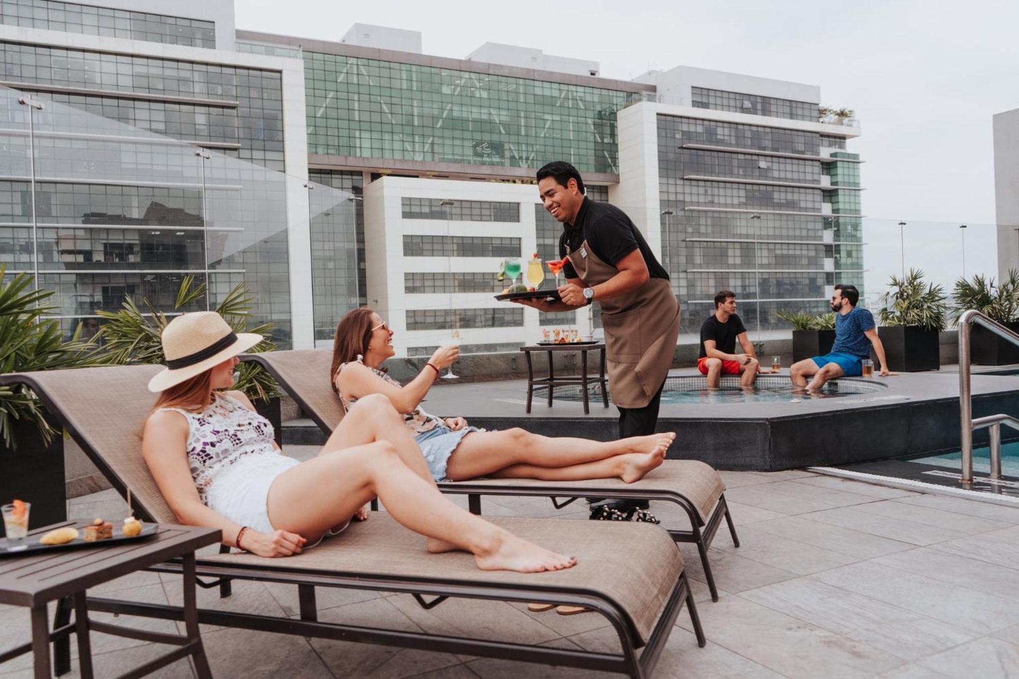 Holiday Inn Guayaquil Airport By Ihg Eksteriør billede Rooftop pool at the hotel
