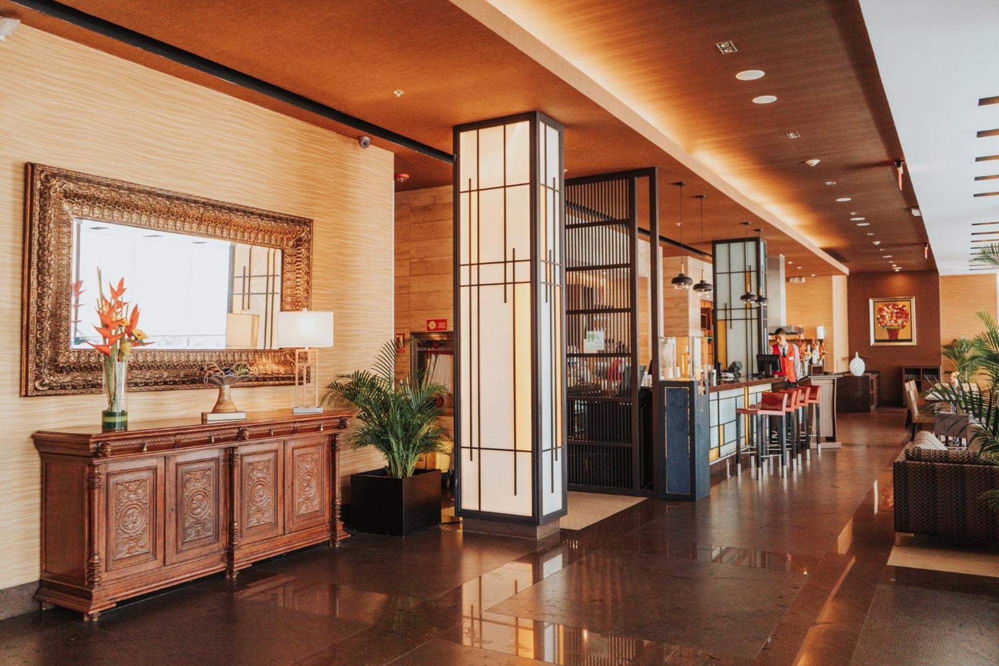 Holiday Inn Guayaquil Airport By Ihg Eksteriør billede The interior of the lounge