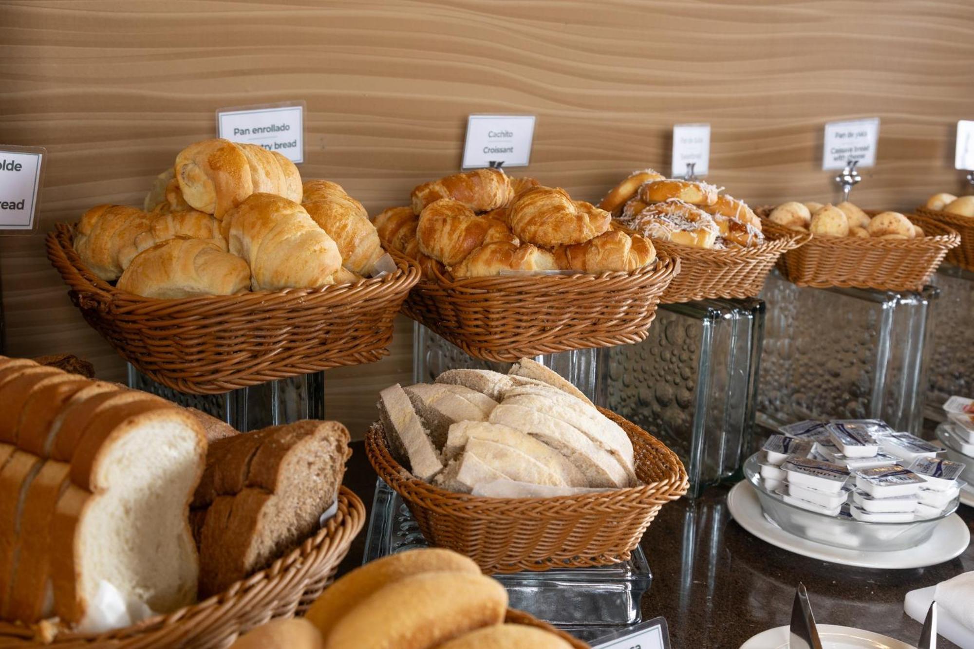 Holiday Inn Guayaquil Airport By Ihg Eksteriør billede Buns and pastries