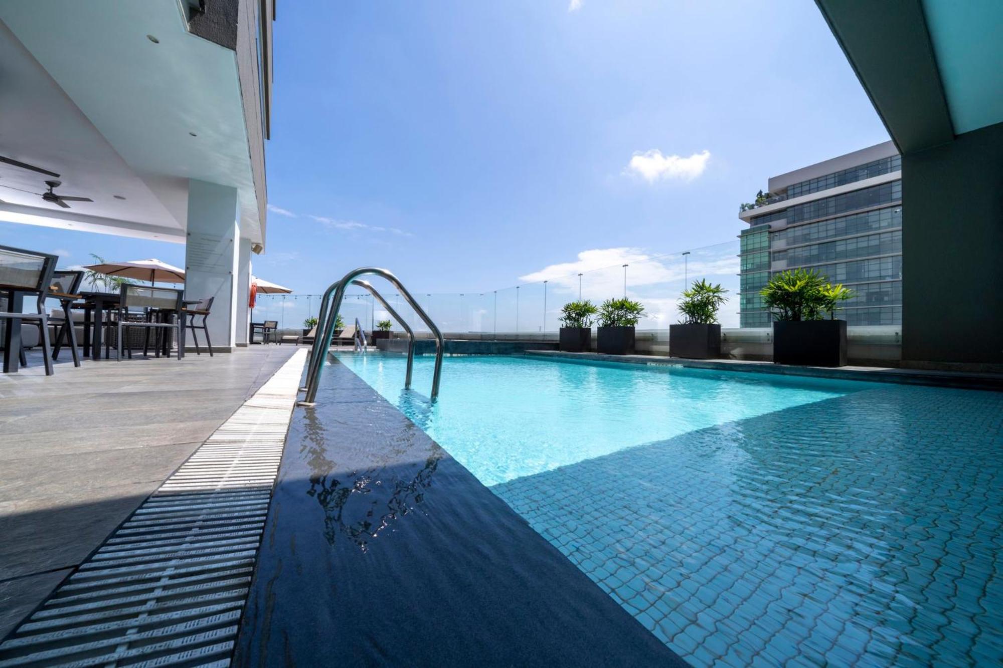 Holiday Inn Guayaquil Airport By Ihg Eksteriør billede The swimming pool at the 33rd floor of the hotel